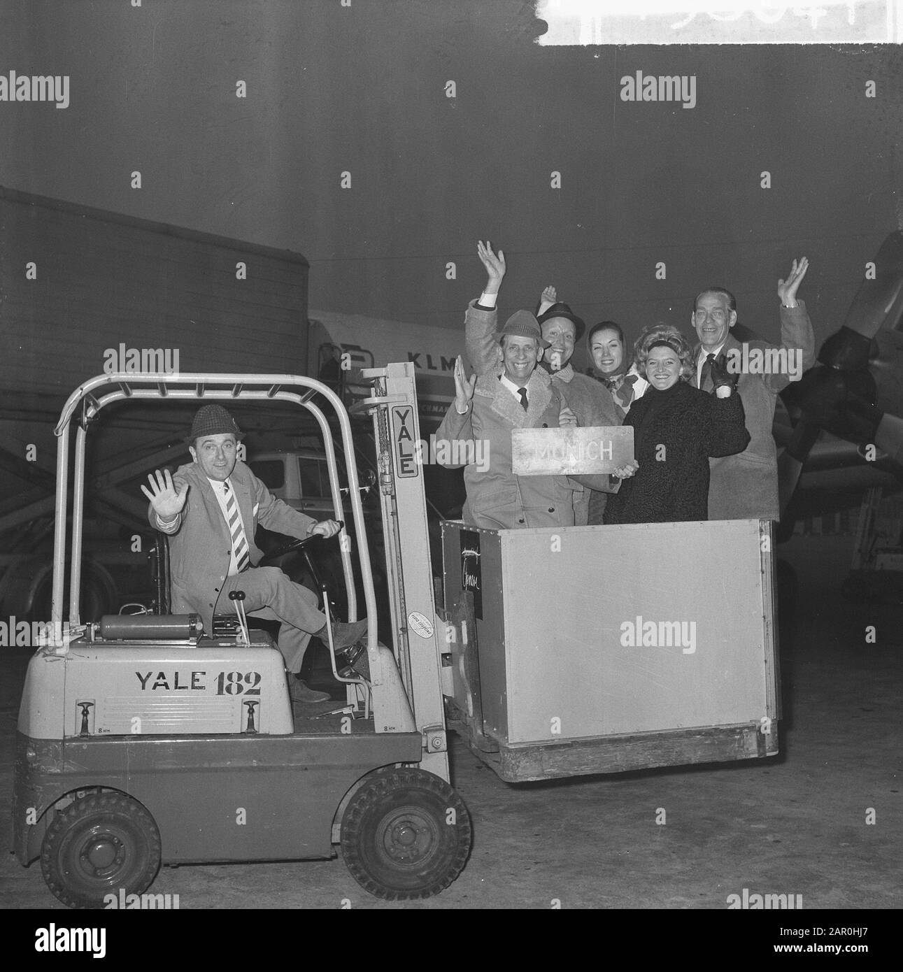 Showgroup von Tom Manders zu München Cor Steijn, Tony Wink, Rosy Parise, Mieke Telkamp und Sven Smede Tom Manders (links) Datum: 2. Dezember 1963 Ort: München persönlicher Name: Manders, Tom, Telkamp, Mieke Stockfoto