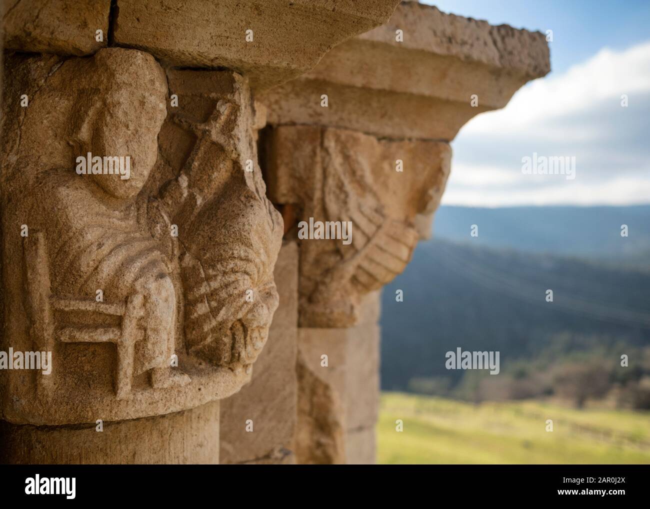 Detailansicht eines Knauf der romanischen Ermita San Pantaleón de Losa Hermitage (Valle de Losa, Las Merindades, Burgos, Kastilien und León, Spanien) Stockfoto