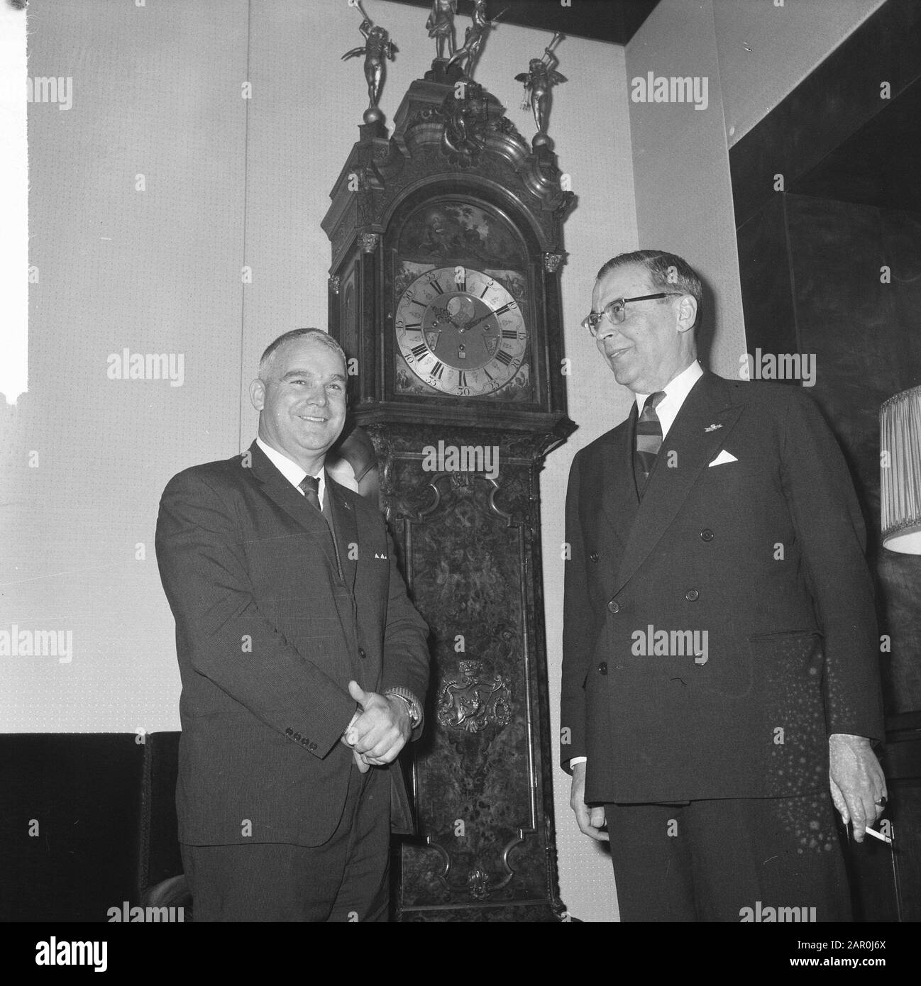 Stellvertretender Bürgermeister von Sydney Cliff Noble mit seiner Sekretärin und drei Aldermen Gast in Mayor Van Hall, hier mit Cliff Noble am alten Stand Datum: 31. Januar 1964 Ort: Australien, Sydney Schlüsselwörter: LETHOUDERS, Bürgermeister Personname: Cliff Noble Stockfoto
