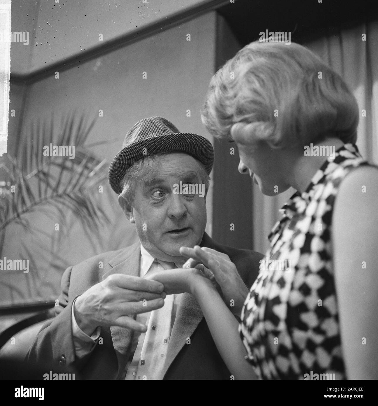Fernsehspiel Rerrie om Harry, Johan Card und Margot de Vries während der Palmistry Annotation: Episode Der Koffer Datum: 10. Januar 1964 Schlagwörter: Fernsehdramen Personname: Karte, Johan, Vries, Margot de Stockfoto