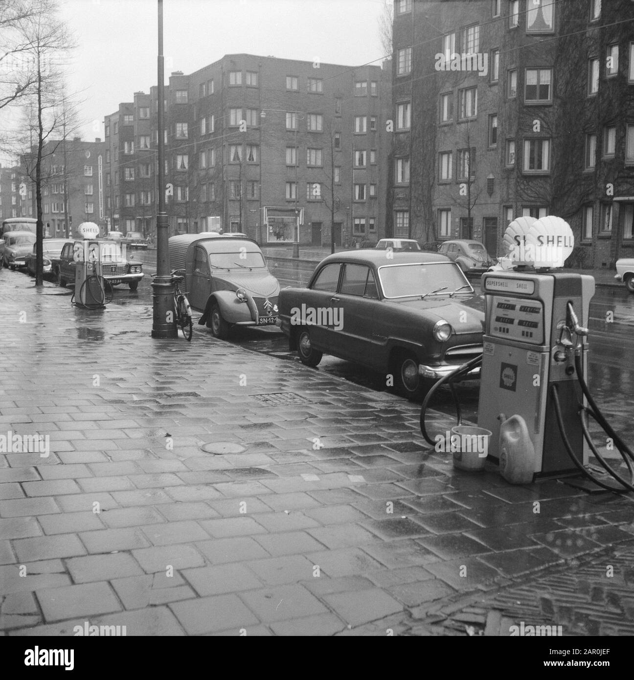 Garage A.P. van Vueren in der Cornelis Krusemanstraat 56 in Amsterdam. Datum: 10.Februar 1964 Standort: Amsterdam, Noord-Holland Schlüsselwörter: Garagen Personenname: Vueren A P of Stockfoto