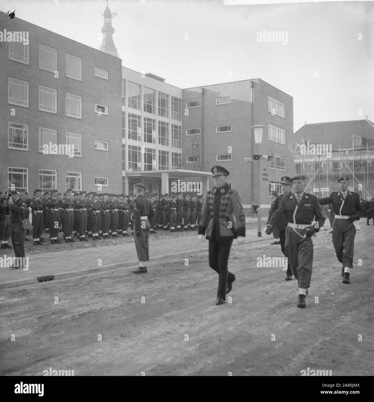 Prinz eröffnete Prins Bernhard-Pavillon auf der RMA in Breda de Prins inspiziert die Ehrenwache Datum: 16. Januar 1964 Ort: Breda Schlüsselwörter: Ehrenschützen, Princes Institutionenname: RMA, Prins Bernhardpaviljoen Stockfoto