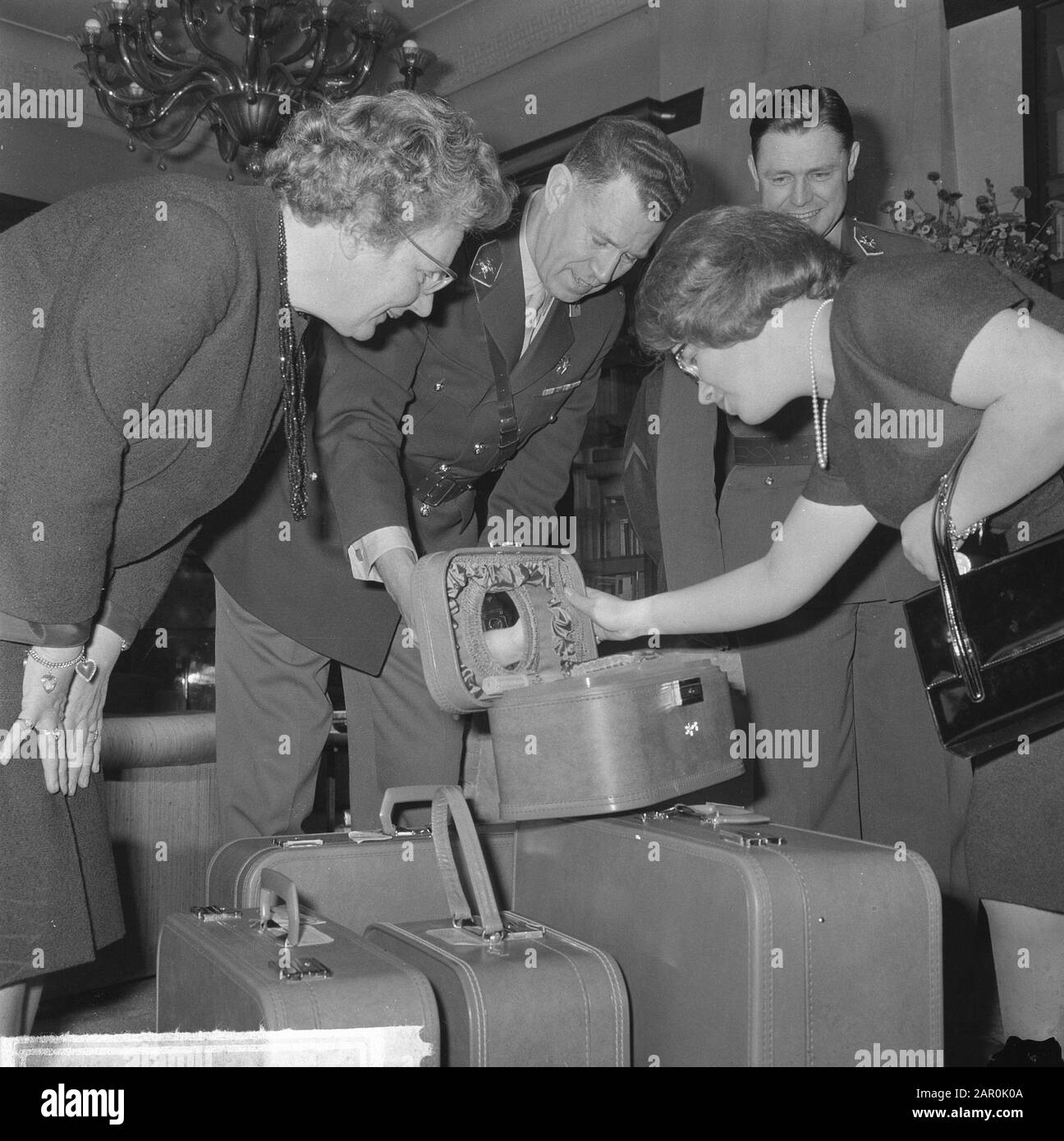 Prinzessin Christina feiert ihren 17. Geburtstag im Schloss Soestdijk Prinzessin Christina erhält Geschenke von zwei Deputationen; die Prinzessin beobachtet den Koffer, der mit ihrer Mutter, Königin Juliana, aufgestellt wurde am 20. Februar 1964 Ort: Soestdijk Schlüsselwörter: Angebote, Geschenke, Mütter, Prinzessinnen, Geburtstage persönlicher Name: Christina (Prinzessin Niederlande), Juliana (Königin Niederlande) Stockfoto
