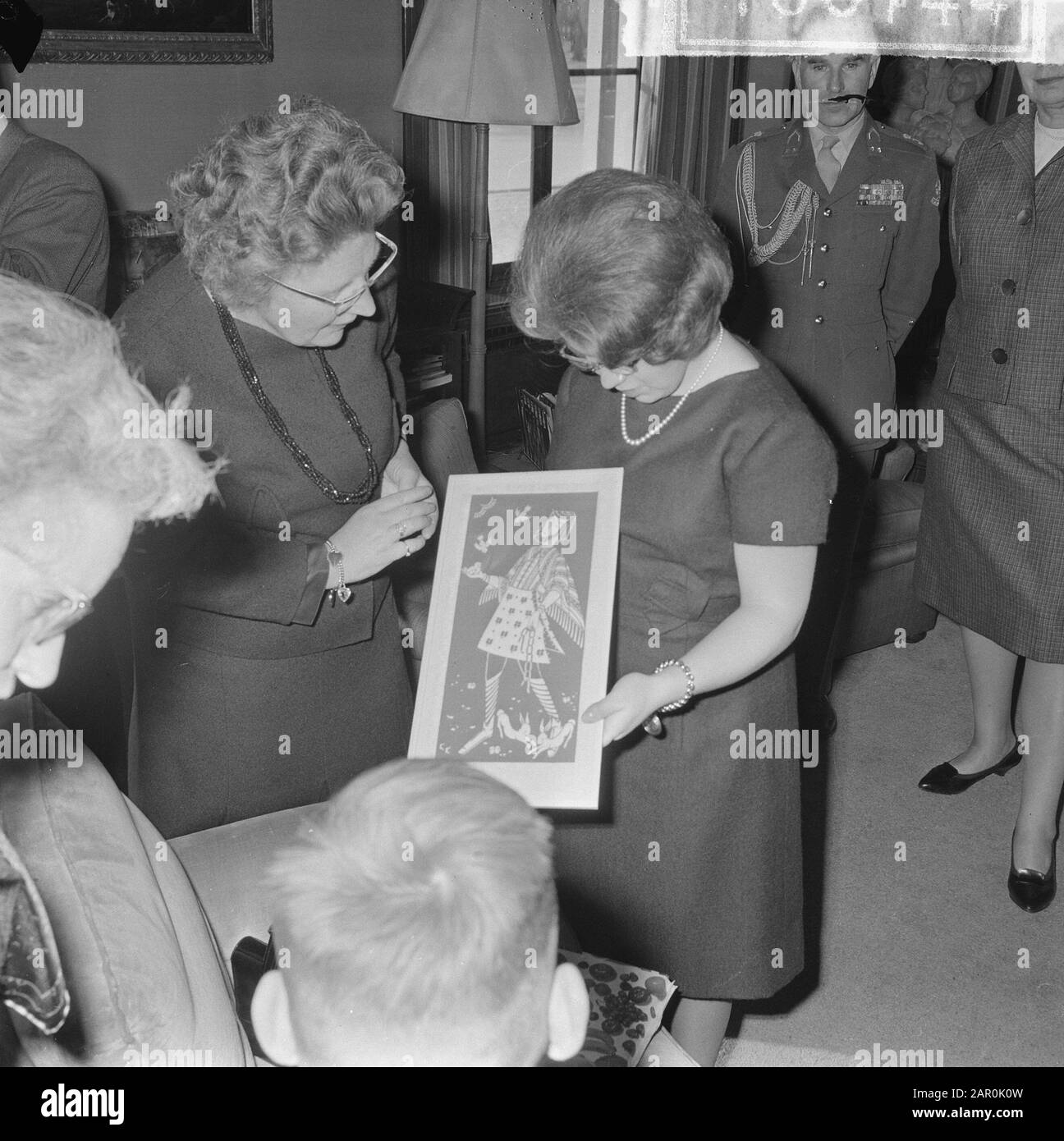 Prinzessin Christina feiert ihren 17. Geburtstag im Schloss Soestdijk Prinzessin Christina mit ihrer Mutter, Königin Juliana, ein Wandteppich Datum: 20. Februar 1964 Ort: Soestdijk, Utrechter Schlüsselwörter: Mütter, Prinzessinnen, Geburtstage persönlicher Name: Christina (Prinzessin Niederlande), Juliana (Königin Niederlande) Stockfoto