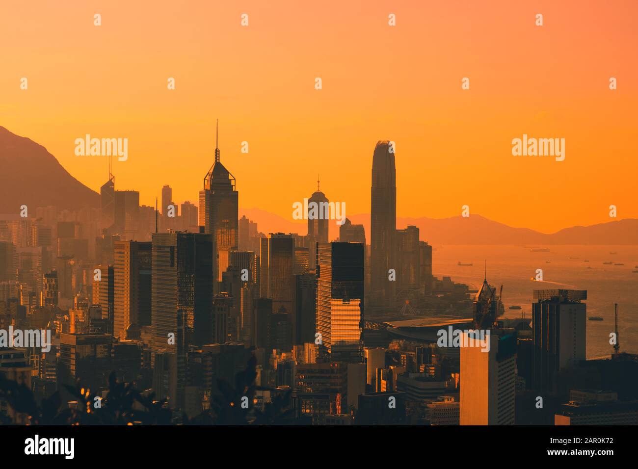 Skyline der Stadt Hongkong / Geschäftsviertel Hong Kong Island mit Sonnenuntergang - Stockfoto