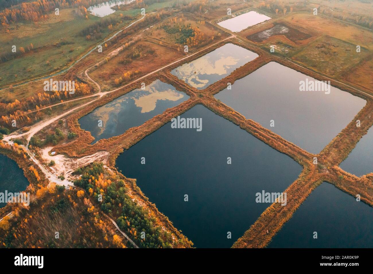 Rückhaltebecken, Wet Pond, Wet Detention Basin Oder Stormwater Management Pond, Ist Ein Künstlicher Teich Mit Vegetation Rund Um Den Perimeter Und Umfasst Stockfoto