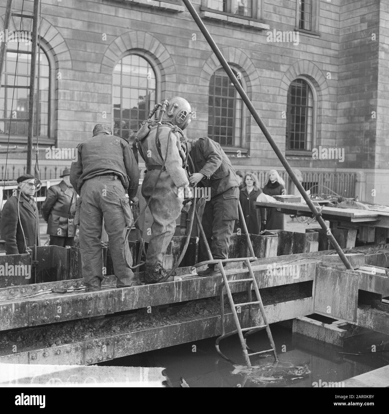 U-Bahn in Rotterdam für das Rathaus Datum: 24. Februar 1964 Standort: Rotterdam, Zuid-Holland Schlüsselwörter: Metro, STADHOUSE, Work Stockfoto