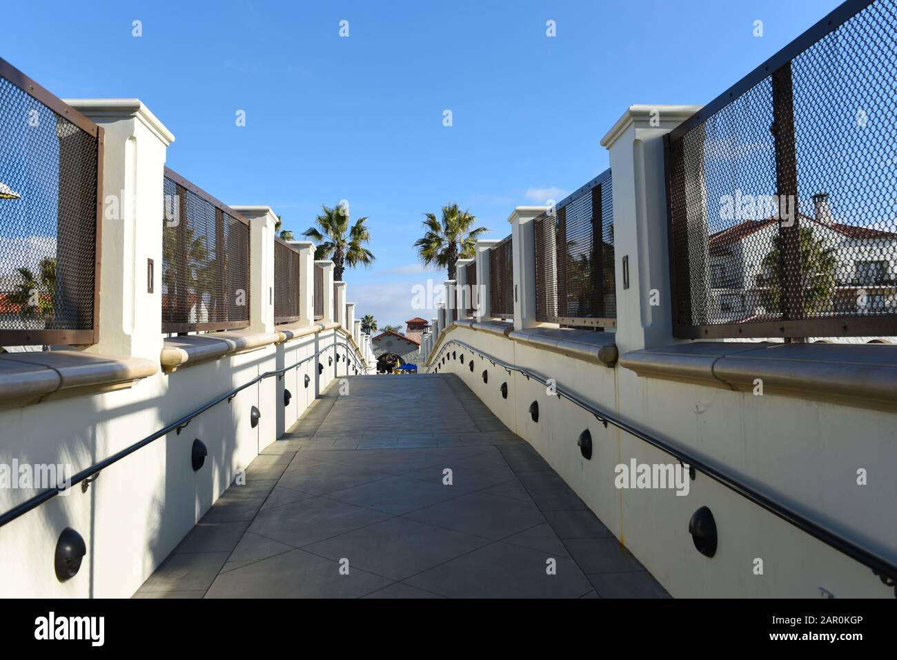 HUNTINGTON BEACH, KALIFORNIEN - 22. JANUAR 2020: Die Hyatt Regency Hotel Fußgänger Bridge Überspannt den Coast Highway. Stockfoto