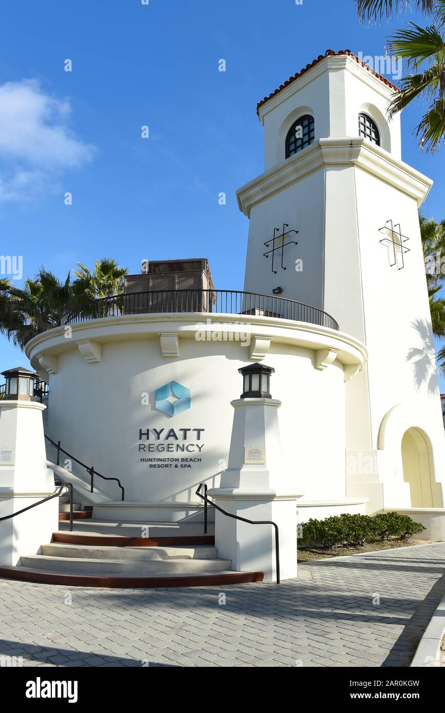 HUNTINGTON BEACH, KALIFORNIEN - 22. JANUAR 2020: Eingang zur Hyatt Regency Hotel Fußgänger Bridge am Strand am Coast Highway. Stockfoto