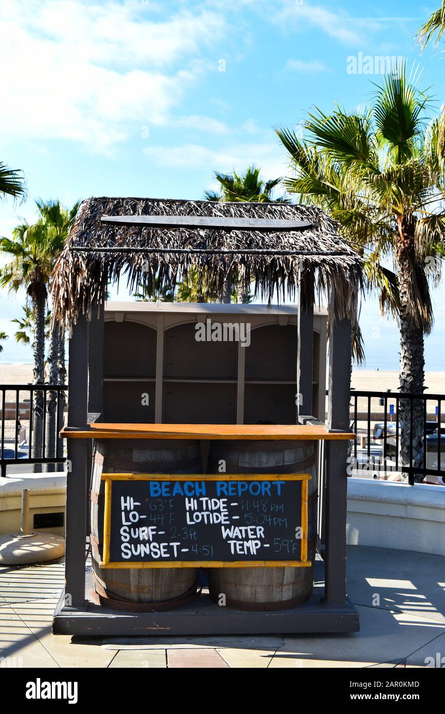 HUNTINGTON BEACH, KALIFORNIEN - 22. JANUAR 2020: Beach Report Hut auf der Hyatt Resort Fußgänger Bridge. Stockfoto