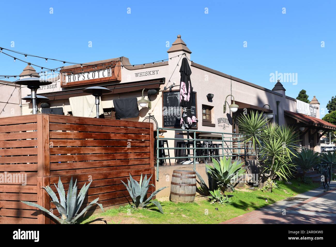 Fullerton, KALIFORNIEN - 24. JANUAR 2020: Die hopscotch Tavern bietet in einem alten Bahndepot eine Vielzahl von Mikrobrauen und Whiskeys mit herzhaften amerikanischen Gerichten. Stockfoto