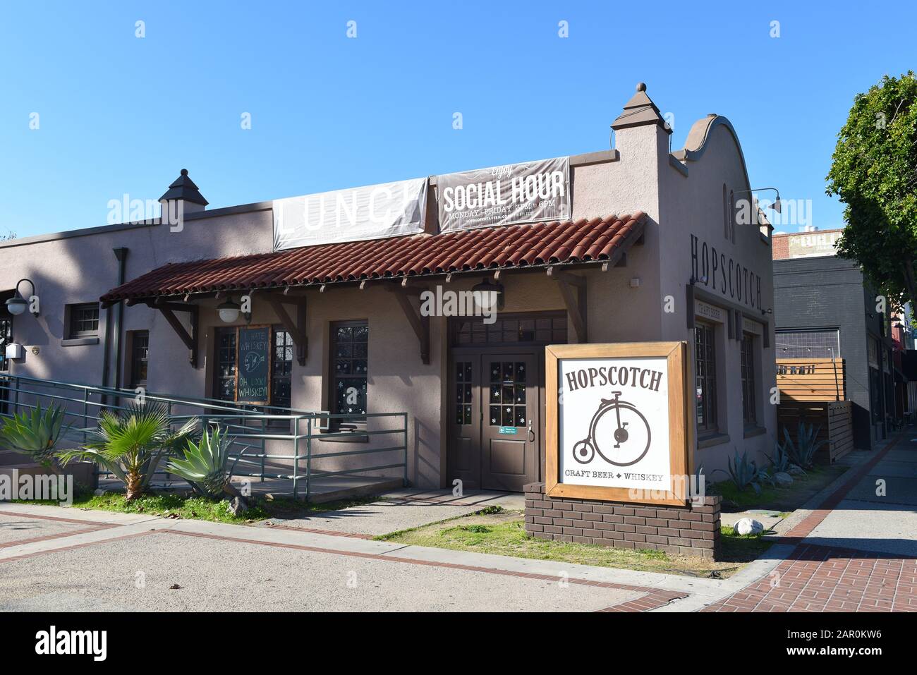 Fullerton, KALIFORNIEN - 24. JANUAR 2020: Die hopscotch Tavern bietet in einem alten Bahndepot eine Vielzahl von Mikrobrauen und Whiskeys mit herzhaften amerikanischen Gerichten. Stockfoto