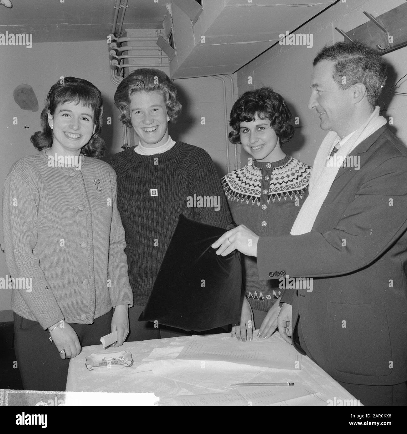 Eiskunstlauf-Weltmeisterschaft 1964 in Dortmund V.l. Regine Heitzer, Sjoukje Dijkstra und Petra Burka während der Ziehung für die kür Datum: 29. Februar 1964 Ort: Dortmund, Deutschland Schlagwörter: Kunstkampf, Eiskunstlauf, Weltmeisterschaften persönlicher Name: Burka, Petra, Dijkstra, Sjoukje, Heitzer, Regine Stockfoto