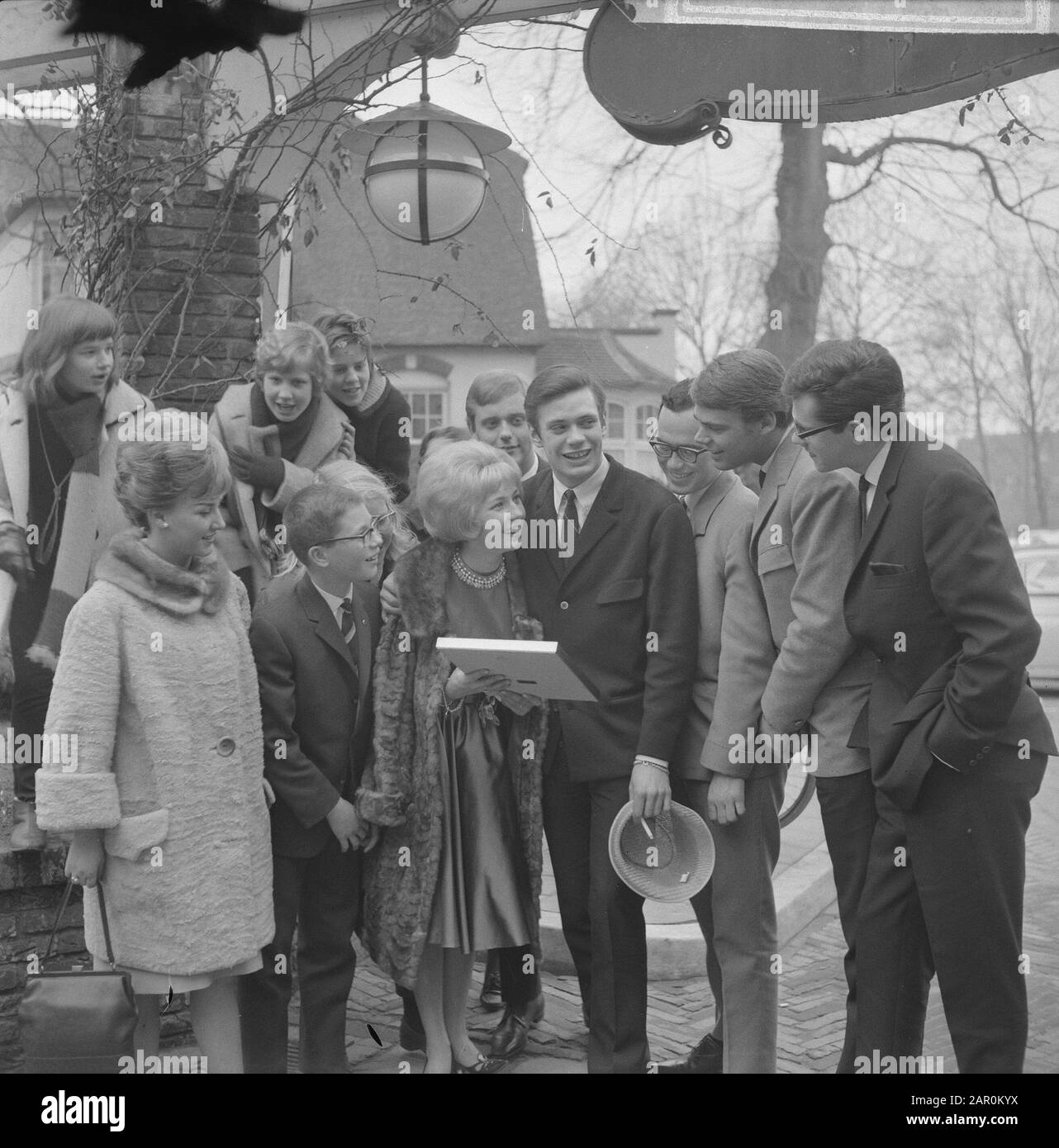 Willeke Alberti bekam die erste Goldplatte von dem Phonogrammdirektor Jack Haslinghuis, Willeke Alberti Rob de Nijs Datum: 2. März 1964 Schlüsselwörter: Directors Persönlicher Name: Alberti, Willeke, Jack Haslinghuis Institutionenname: Phonogramm Stockfoto