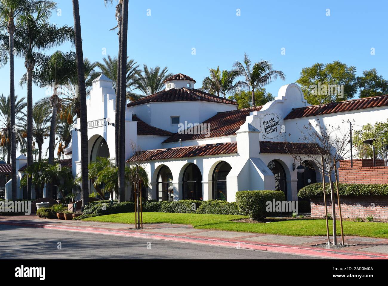 Fullerton, KALIFORNIEN - 24. JANUAR 2020: Das Alte Spaghetti Factory Restaurant am Bahnhof im Stadtzentrum von Fullerton. Stockfoto