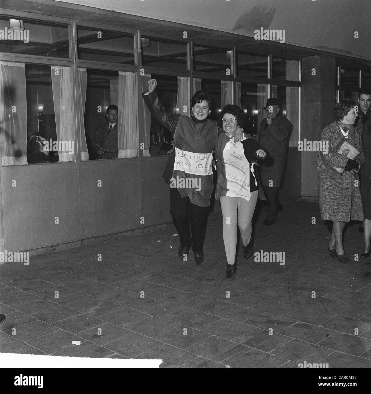 Extrazüge nach Dortmund mit Anhängern hier bei Rotterdam Datum: 2. März 1964 Standort: Dortmund, Rotterdam Schlagwörter: Anhänger, Züge Stockfoto