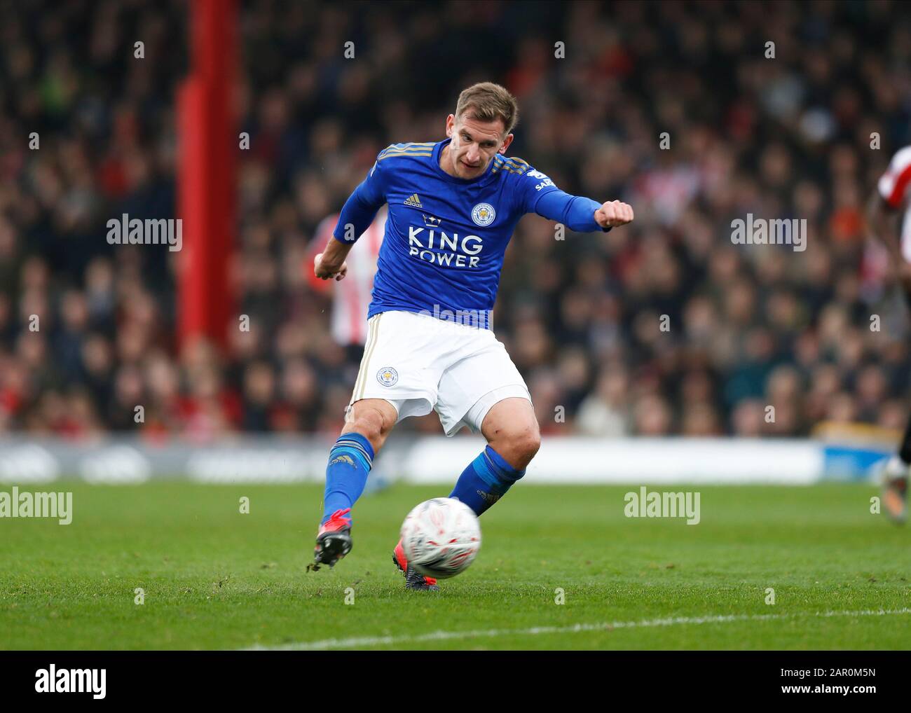 Griffin Park, London, Großbritannien. Januar 2020. English FA Cup Football, Brentford FC gegen Leicester City; Marc Albrighton von Leicester City schoss - Streng genommen nur redaktioneller Gebrauch. Keine Verwendung mit nicht autorisierten Audio-, Video-, Daten-, Regallisten-, Club-/Liga-Logos oder Live-Diensten. Die Online-Nutzung ist auf 120 Bilder beschränkt, keine Videoemulation. Keine Verwendung bei Wetten, Spielen oder Einzelspielen/Liga-/Spielerveröffentlichungen Credit: Action Plus Sports/Alamy Live News Stockfoto