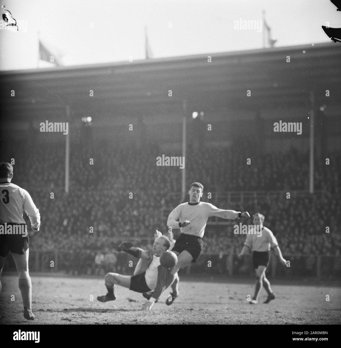 DOS V Feyenoord, Kruvers, Van Plateringen und Ockhuysen Datum: 8. März 1964 Schlagwörter: Sport, Fußball Personenname: Ockhuysen Institutionenname: Feyenoord Stockfoto