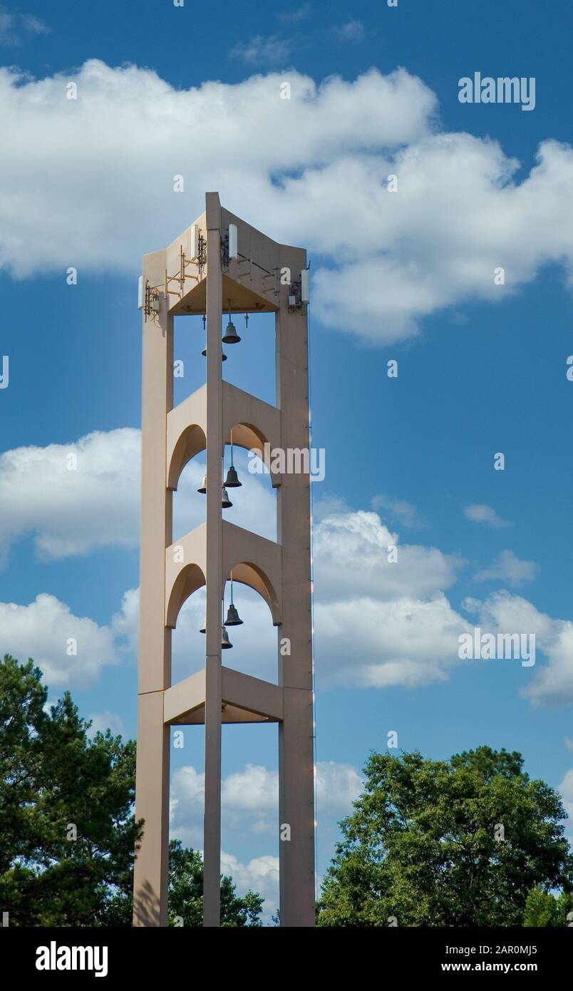 Ein Turm mit vielen Glocken an einer katholischen Kirche gegen blauen Himmel Stockfoto
