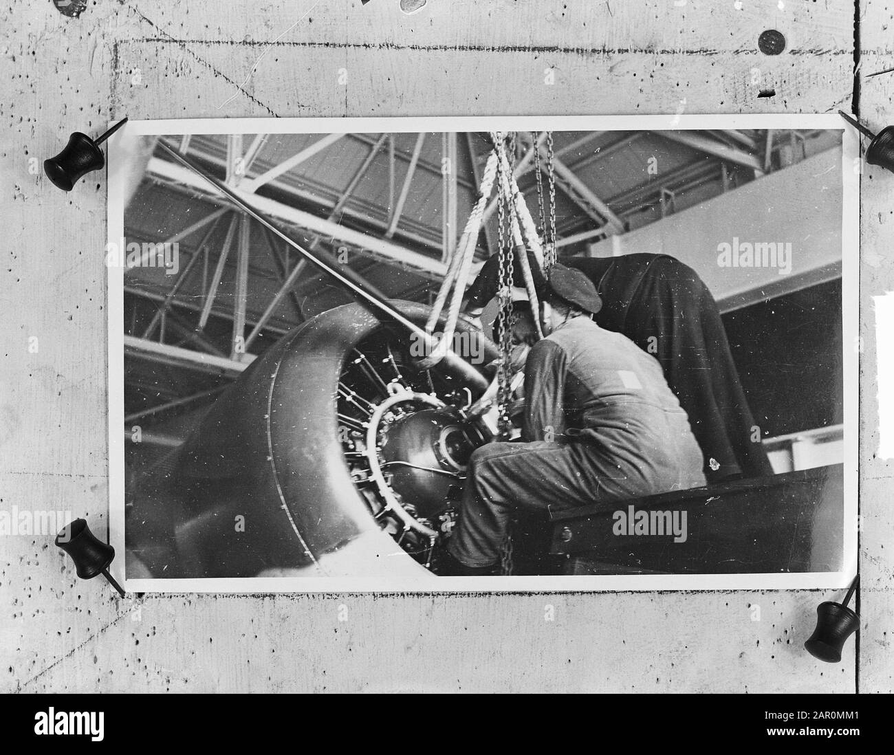 Mechaniker arbeitet an einer Turbine eines Flugmotors Anmerkung: Repronegativ. Marvo 823 Datum: 2. Februar 1949 Name Der Einrichtung: Marvo Stockfoto