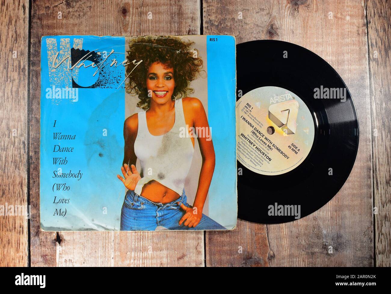 Whitney Houston - Ich möchte mit jemandem tanzen, der mich im 7-Zoll-Einzel liebt Stockfoto