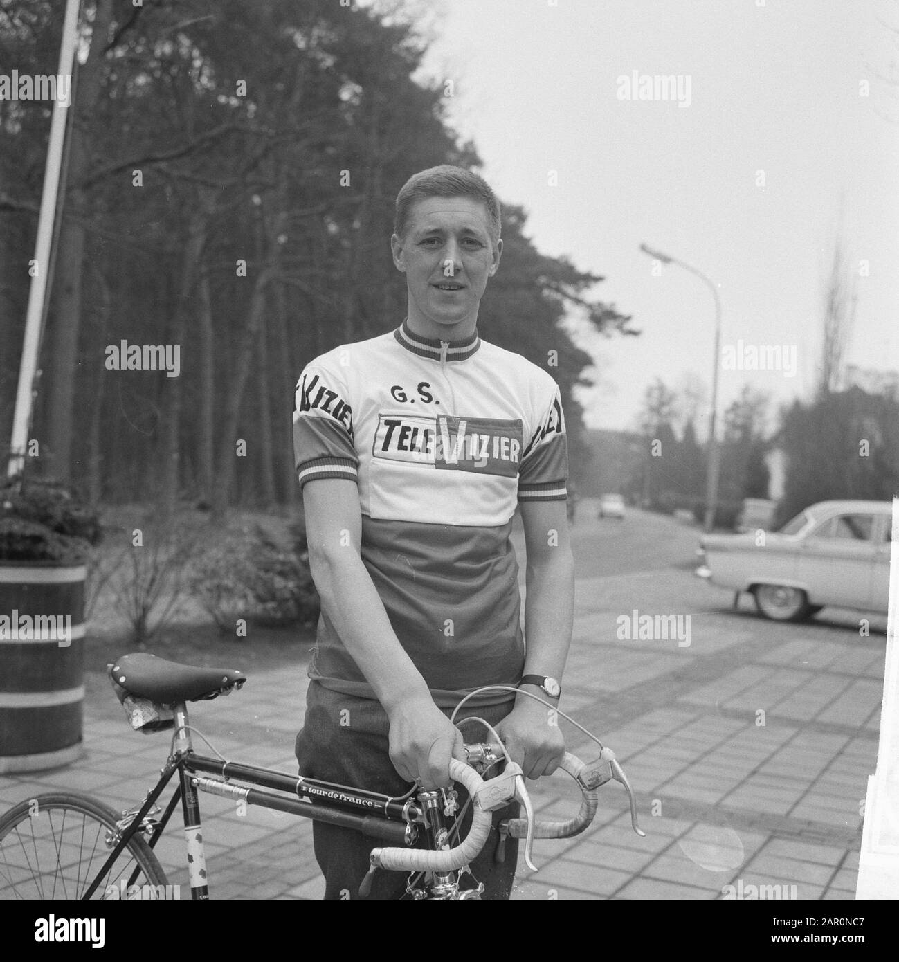 Niederländisches Radsportteam bei Tour de France 1964 vorgestellt C. van Espen mit Fahrrad Datum: 23. März 1964 Schlagwörter: Fahrräder, Radfahrerteams persönlicher Name: C. Van Espen Institutionenname: Tour de France Stockfoto