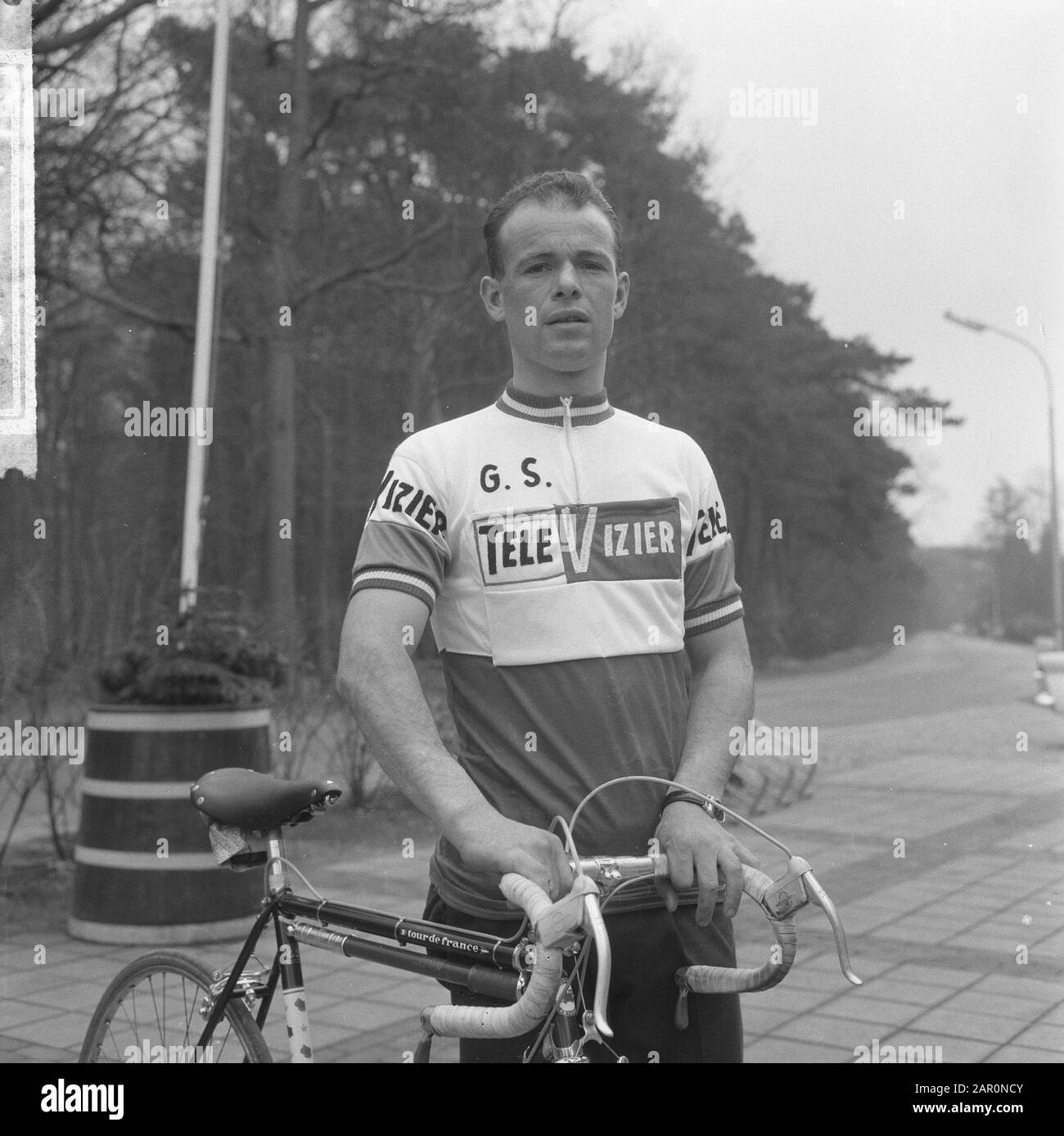 Niederländisches Radsportteam bei der Tour de France 1964 vorgestellt, traf Cees Haast auf das Fahrrad Datum: 23. März 1964 Schlüsselwörter: Fahrräder, Radfahrerteams persönlicher Name: Cees Haast Institution Name: Tour de France Stockfoto