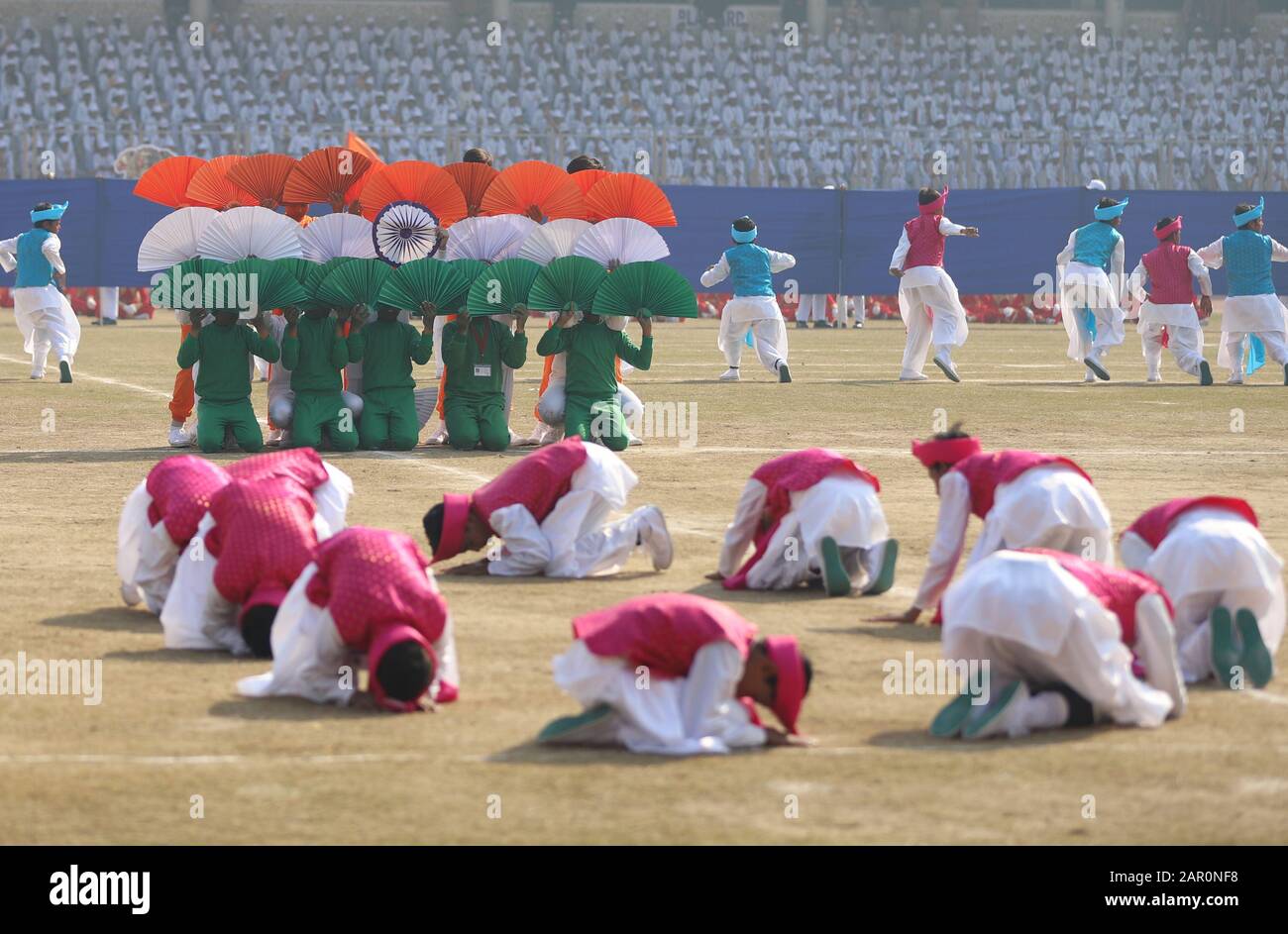 Schulschüler veranstalten während der Feier in Delhi.die staatliche Behörde von Delhi hat einen Tag zuvor einen Tag vor dem Tag der Republik veranstaltet, da die Kultur- und jährliche Republiktagsparade von der Zentralregierung in Delhi organisiert wird. Stockfoto