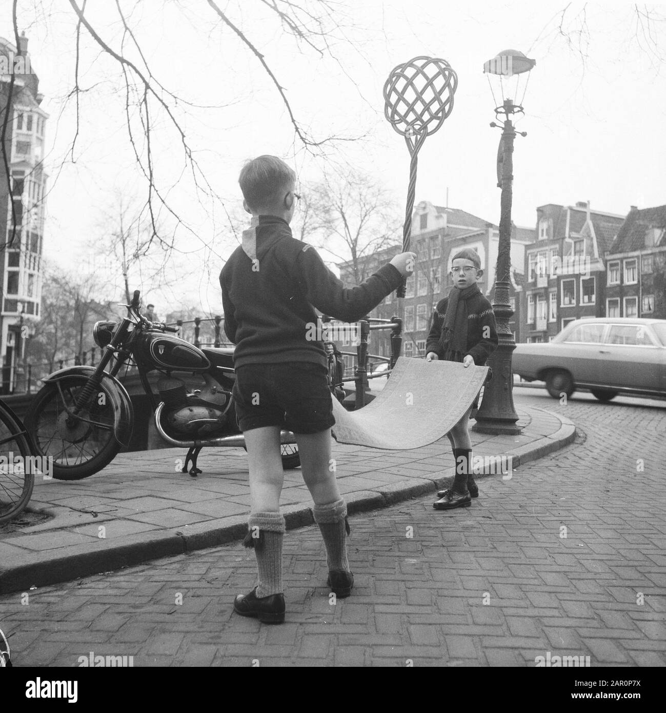 Heitje voor ein Job, matjes knacking Datum: 2. april 1964 Ort: Amsterdam, Noord-Holland Stockfoto