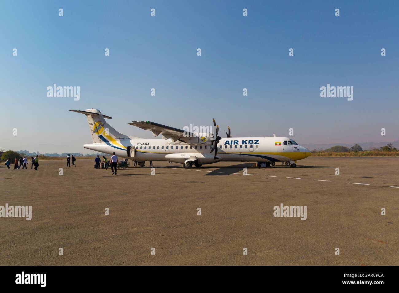 Passagiere, die aussteigen und Gepäck von Air KBZ Flugzeug am Heho Flughafen in der Nähe von Inle Lake, Myanmar (Burma), Asien im Februar ATR 72-600 entladen Stockfoto