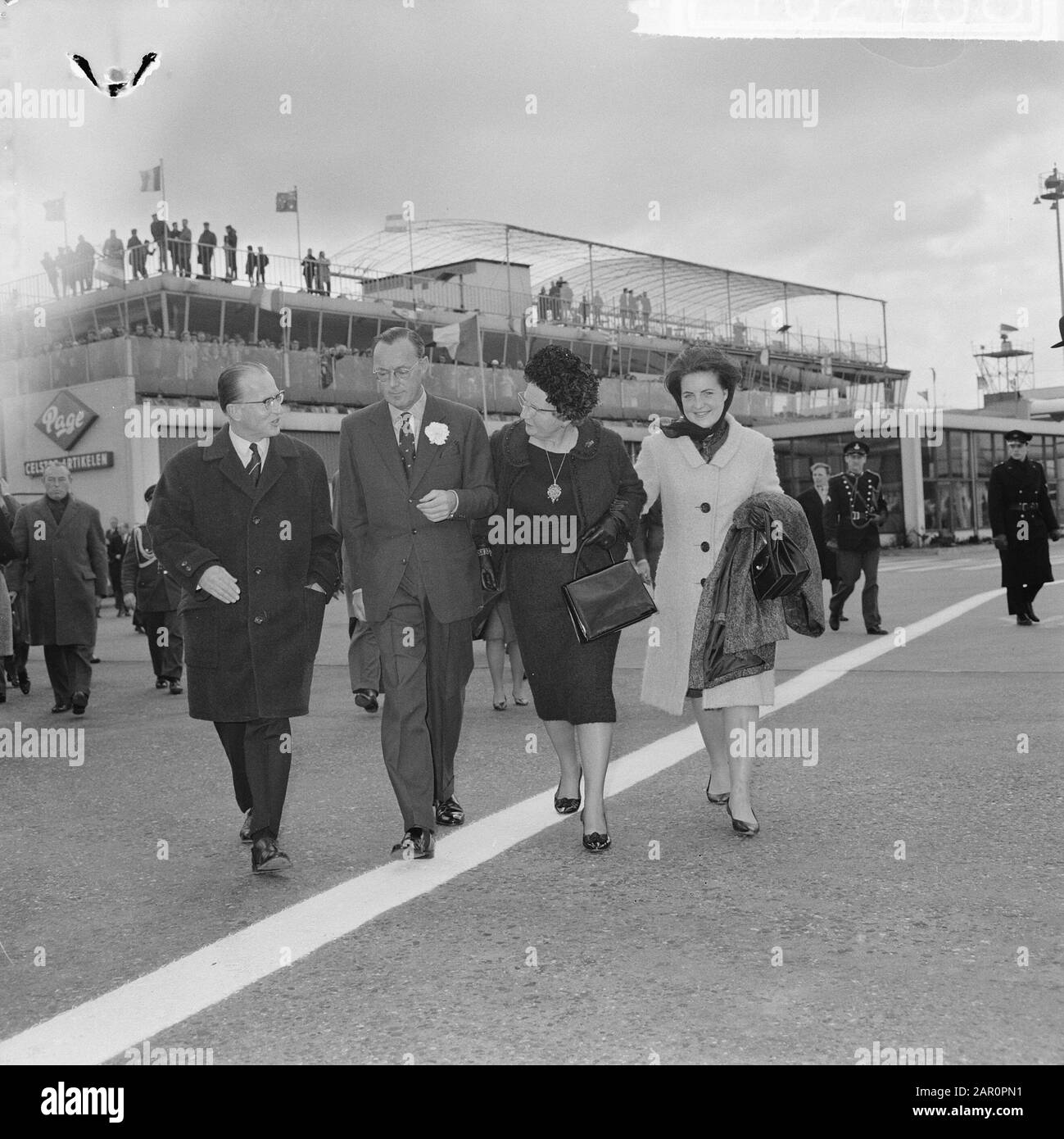 Das Königspaar und die Prinzessin Beatrix verließen Schiphol, Vlnr. MR., nach Mexiko. H. Alberda (präsident von Schiphol), Prinz Bernhard, Königin Juliana und Prinzessin Margriet. Anmerkung: Prinzessin Irene, die mitmachen wollte, blieb plötzlich in Soestdijk zurück. Datum: 7.April 1964 Ort: Noord-Holland, Schiphol Schlüsselwörter: An- und Abreise, Königinnen, Staatsbesuche, Flughäfen persönlicher Name: Bernhard (Prinz Niederlande), Juliana (Königin Niederlande), Margriet (Prinzessin Niederlande) Stockfoto