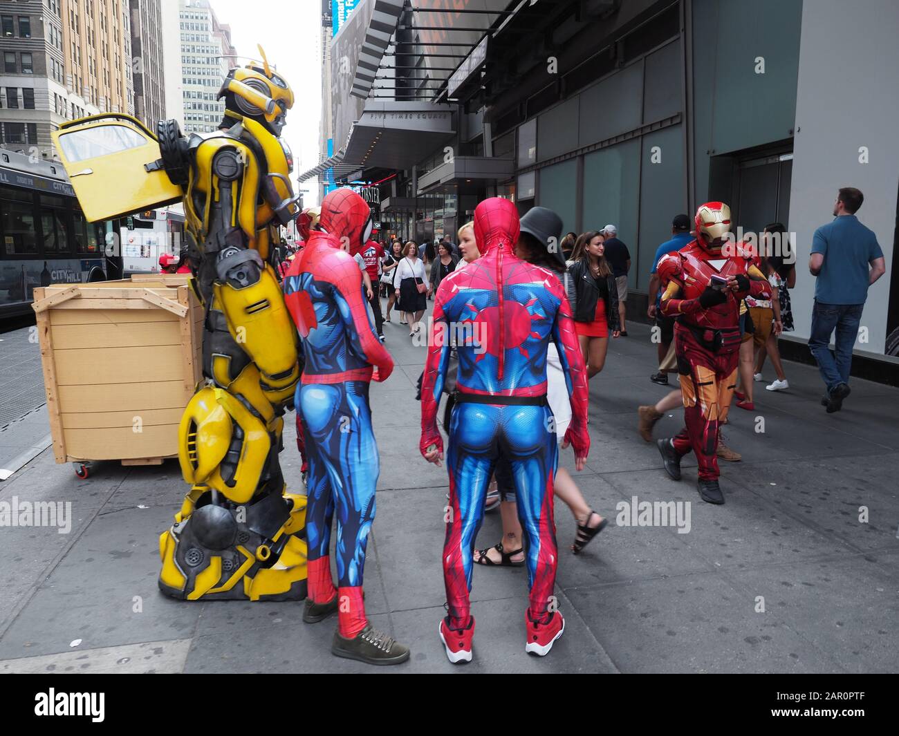 New York, USA - 1. Juni 2019: Zwei Straßenkünstler in der Nähe Des Times Square, gekleidet als Spider Man und einer als Transformator verkleidet, warten auf Fotogr Stockfoto