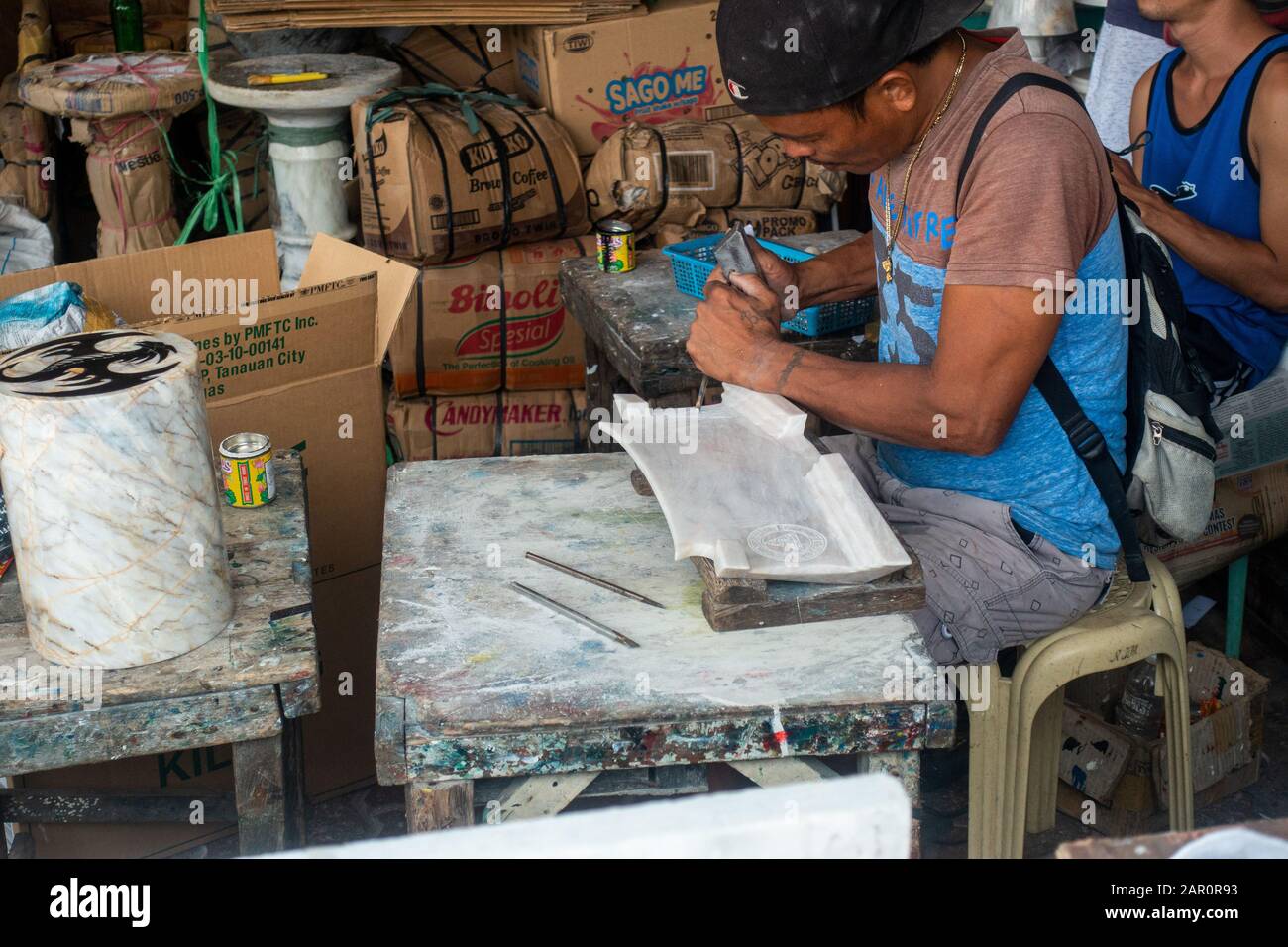 Romblon Island, Philippinen - Januar 2020: Produktionswerkstatt, Fabrik zur Verarbeitung von Natursteingranit, Marmor zum Fertigwarenlager. Stockfoto