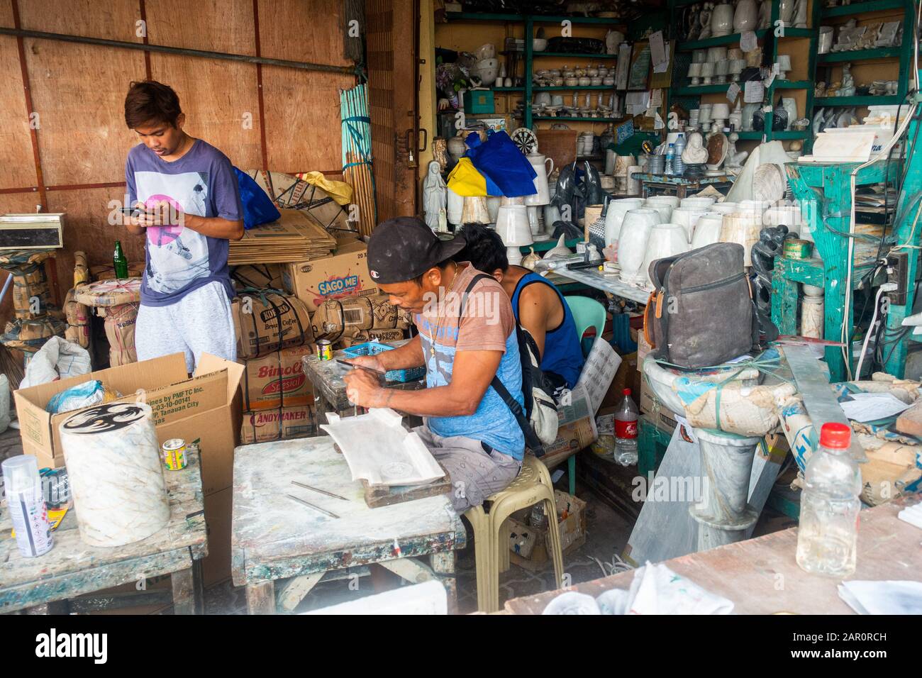 Romblon Island, Philippinen - Januar 2020: Produktionswerkstatt, Fabrik zur Verarbeitung von Natursteingranit, Marmor zum Fertigwarenlager. Stockfoto