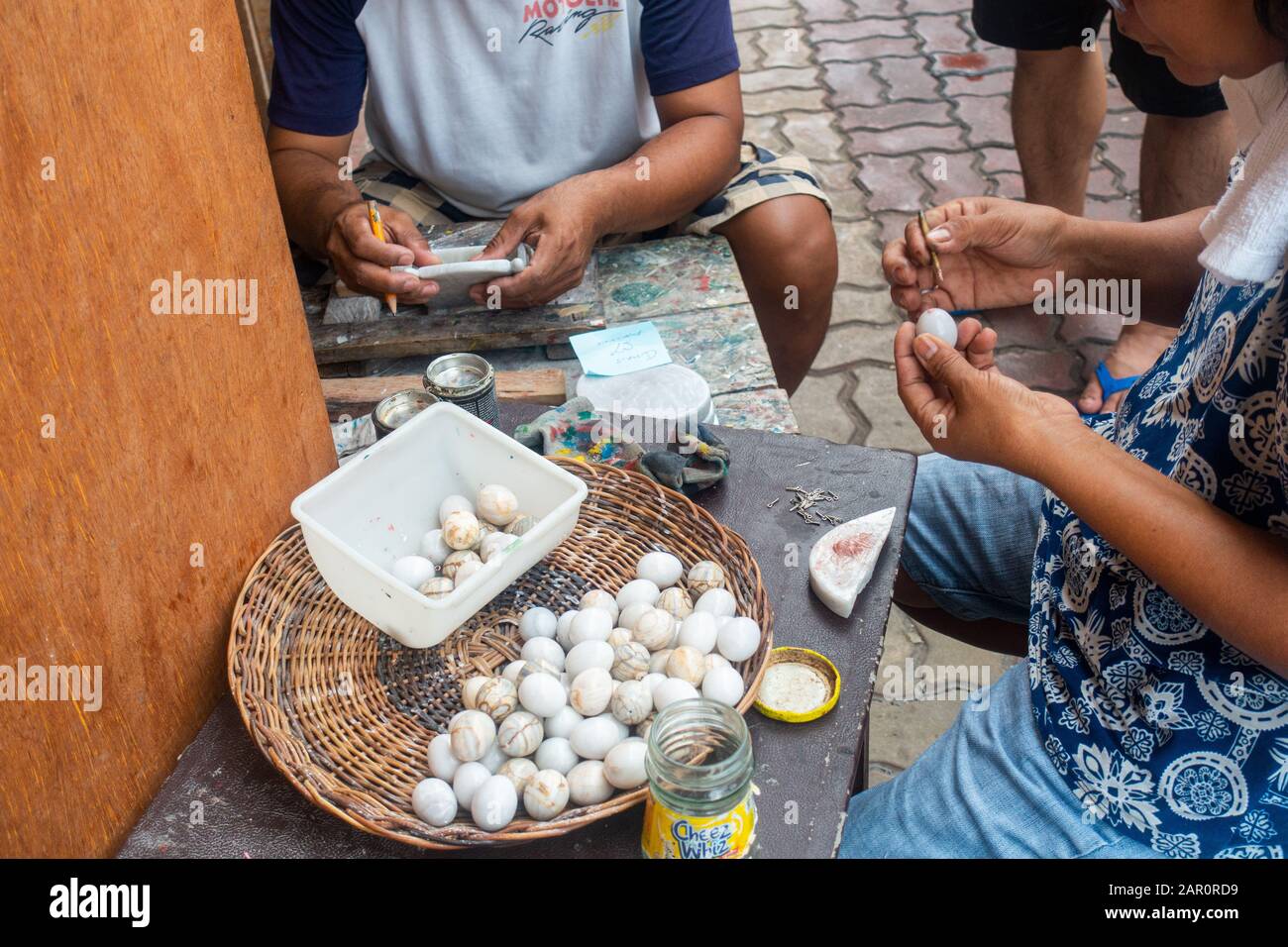 Romblon Island, Philippinen - Januar 2020: Produktionswerkstatt, Fabrik zur Verarbeitung von Natursteingranit, Marmor zum Fertigwarenlager. Stockfoto