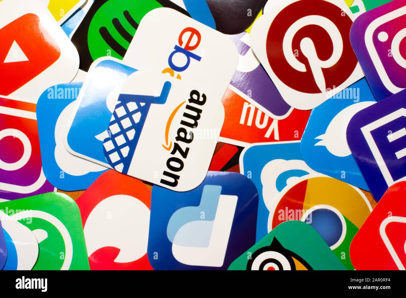 Los Angeles, Kalifornien, USA - 25. Januar 2020: Logo von Internetdiensten wie Amazon, Ebay und PayPal, Illustrative Editorial Stockfoto
