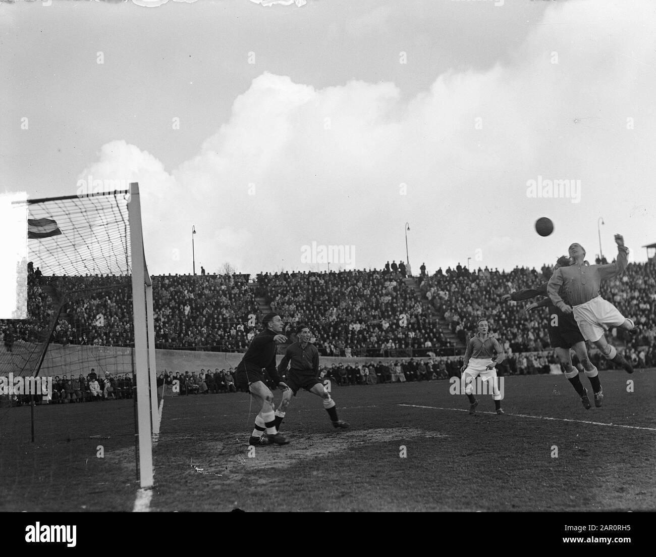 Nijmegen. Fußball Süd-West. Angriff Van Brandes und Koneman 1-0 Datum: 26. Februar 1949 Ort: Nijmegen Schlüsselwörter: Angriffe, Sport, Fußball Stockfoto
