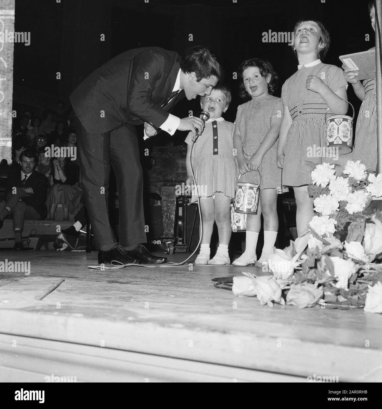 Goldene Schallplatte für den belgischen Sänger Adamo, verliehen in Concertgebouw, Adamo singt mit seinen Schwestern das Lied bekannt geworden Datum: 15. Mai 1964 Schlagwörter: Konzertgebäude, Sängername: Adamo, Savatore Stockfoto