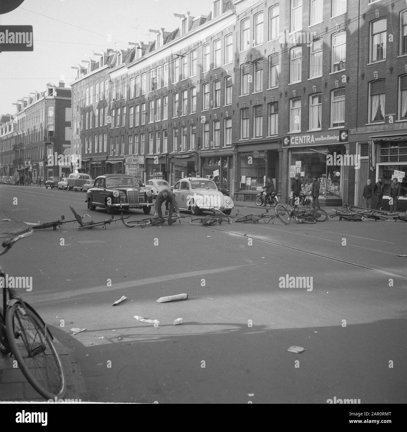 Luilakviering in Amsterdam, Straßenbahn muss anhalten und auf Schienen fahren Datum: 16. Mai 1964 Standort: Amsterdam, Noord-Holland Schlüsselwörter: BIKLES, SCHIENEN, Straßenbahnen Stockfoto