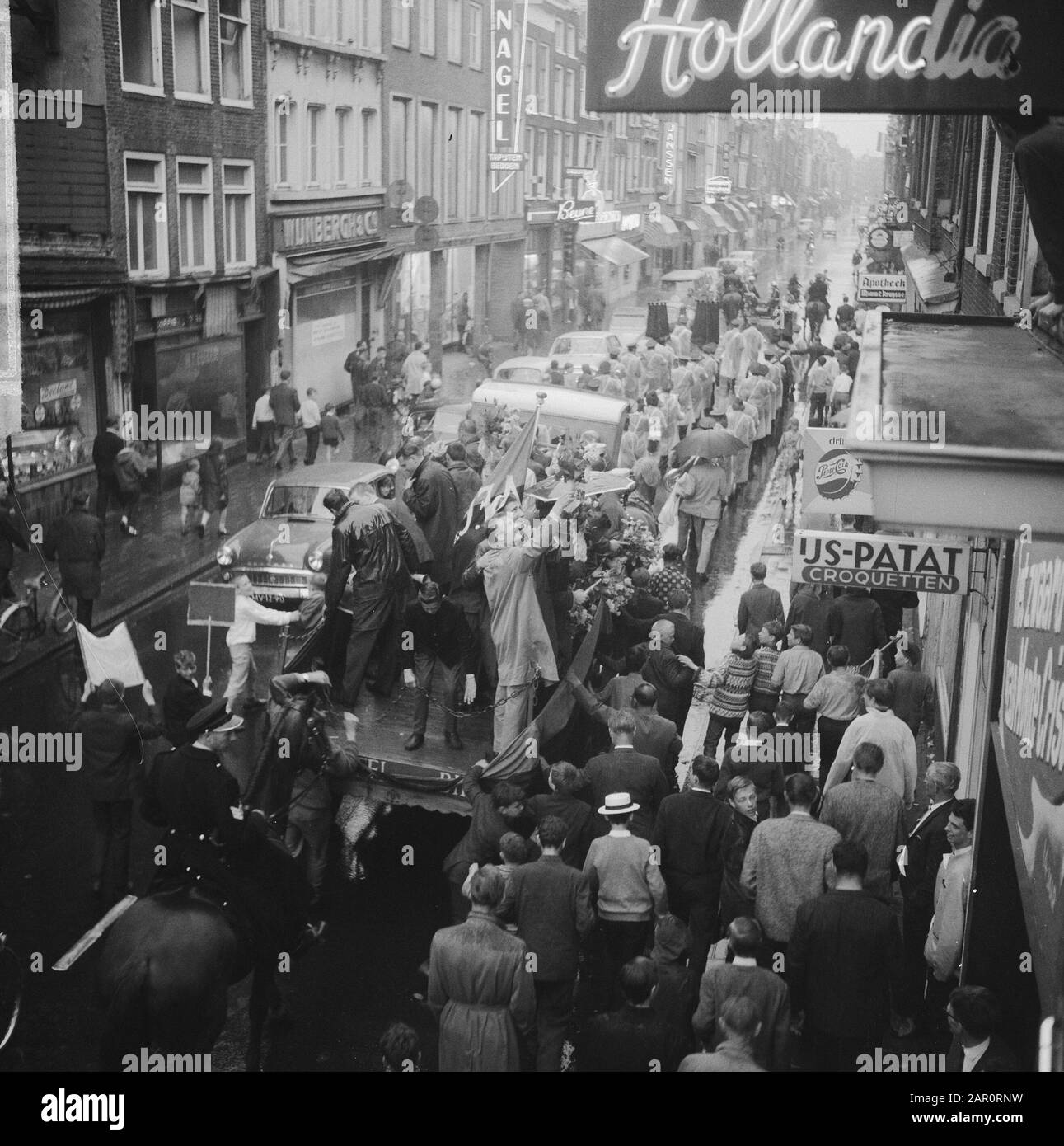 DWS-Champion, Parade durch die Stadt, Haarlemmerstraat Datum: 18. Mai 1964 Schlagwörter: Paraden Stockfoto