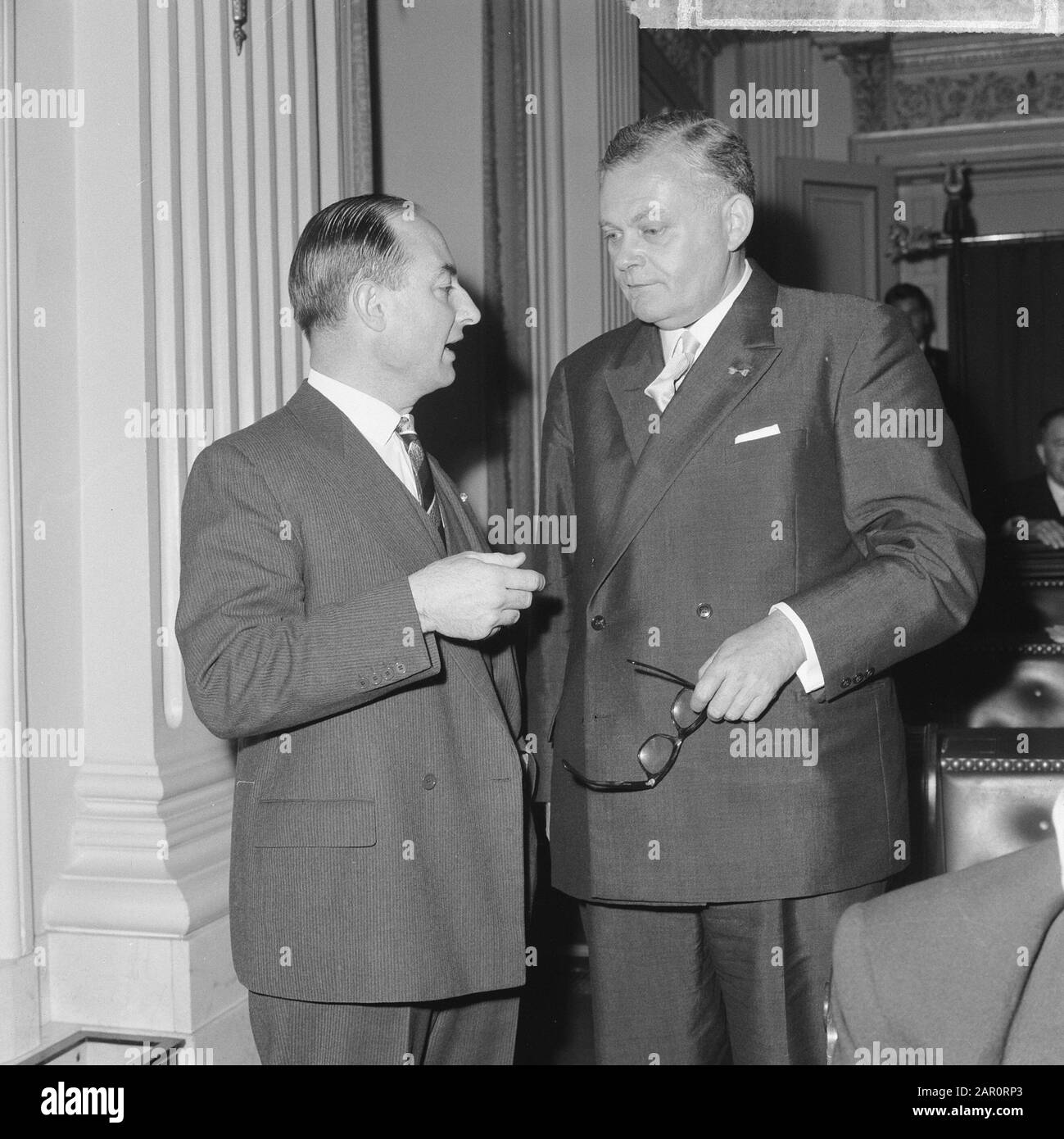 Iskase-Irene zur Heirat von Prinzessin Irene mit Prinz Carlos Hugo von Bourbon-Parma im Haus Norbrt Schmelzer (KVP) (l) und Jan Smallenbroek (ARP) Datum: 14. April 1964 Ort: Den Haag, Zuid-Holland Schlüsselwörter: Parlamentsdebatten, Parlamentarier, Politik, Königshäuser persönlicher Name: Schmelzer, Norbert, Smallenbroek, Jan Stockfoto