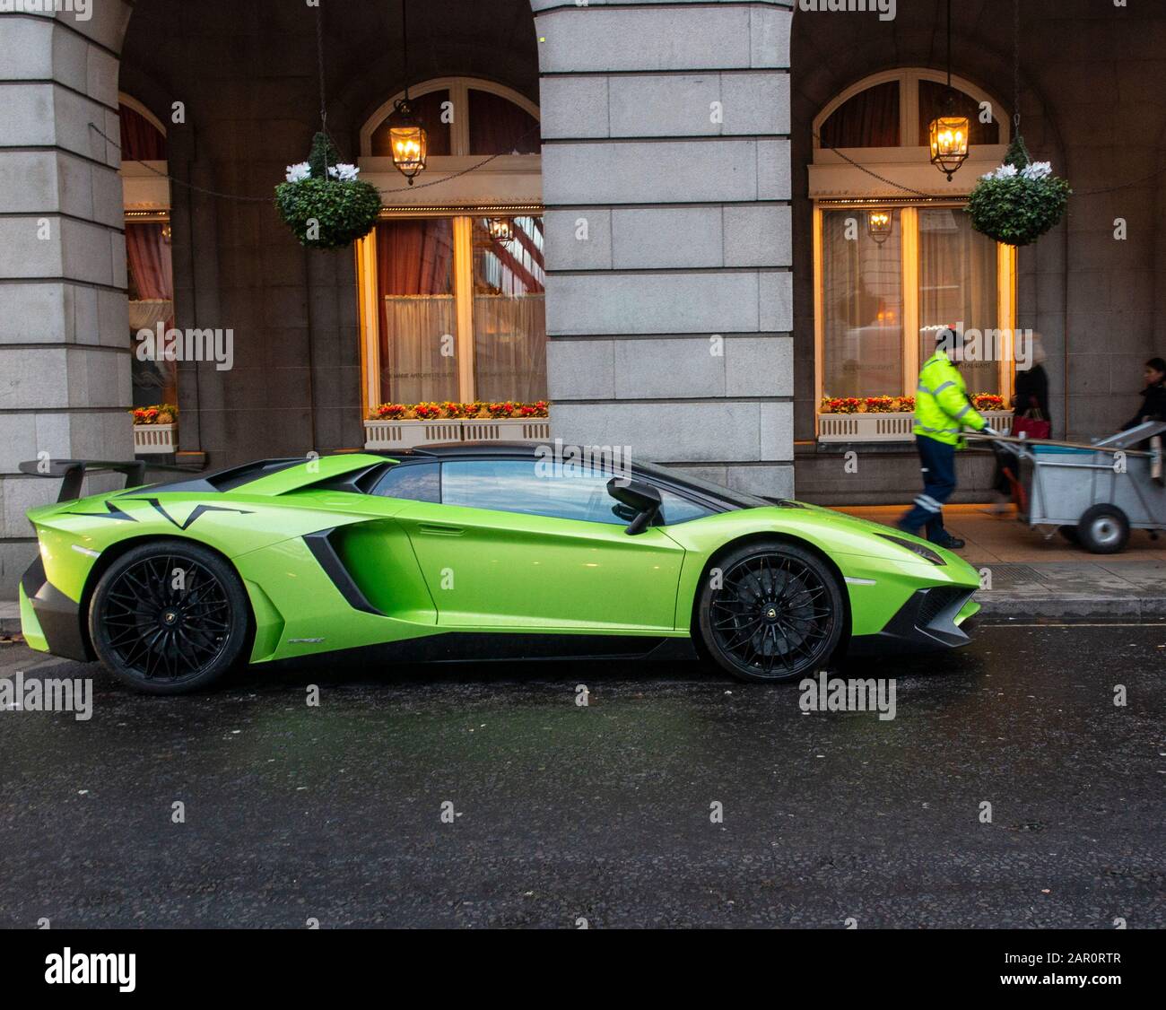 Ein illegal geparktes Lamborghini-Superauto vor dem berühmten Ritz Hotel  auf der Londoner Piccadilly Stockfotografie - Alamy