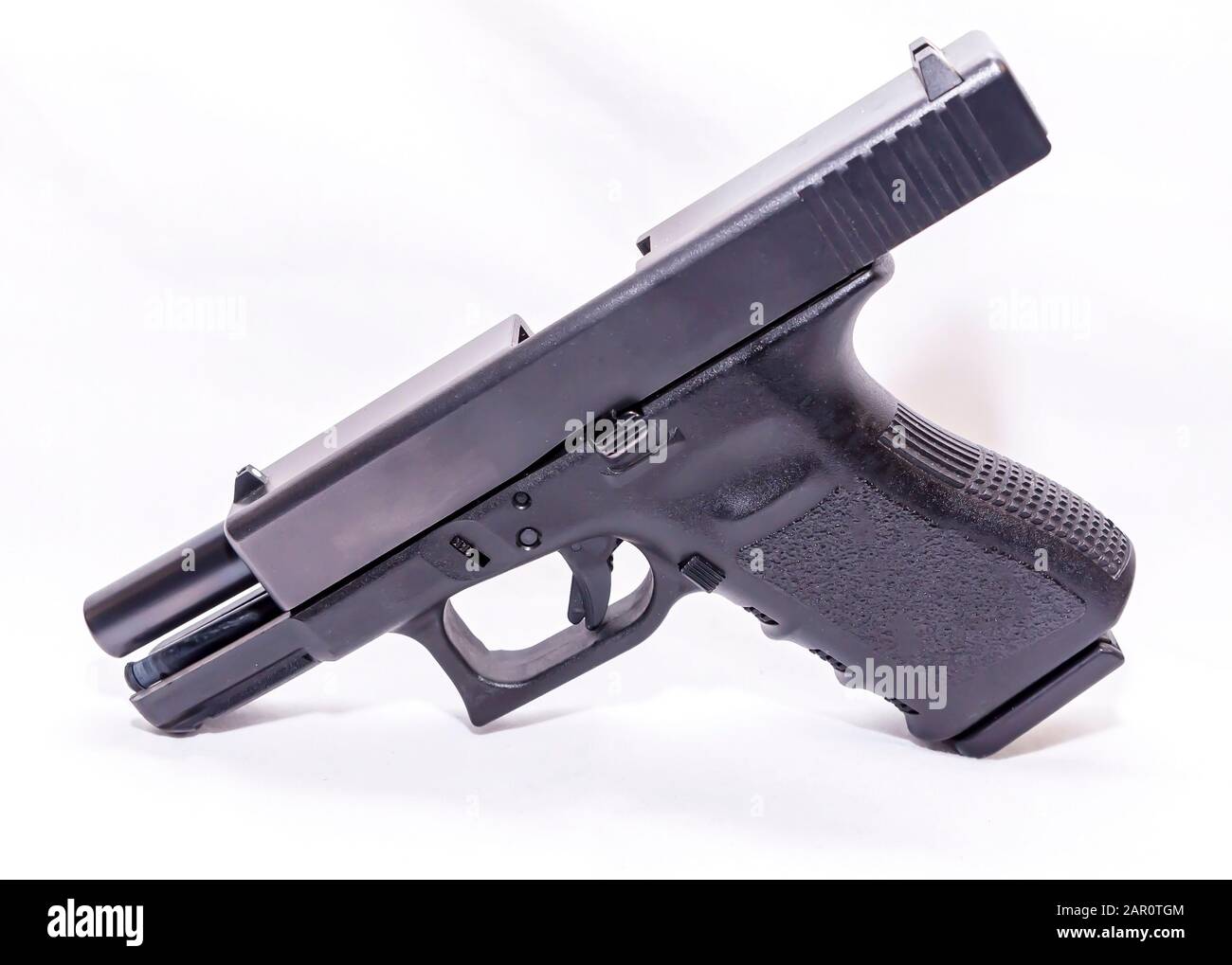 Eine schwarze halbautomatische 9-mm-Pistole mit einem geöffneten Objektträger auf weißem Hintergrund Stockfoto
