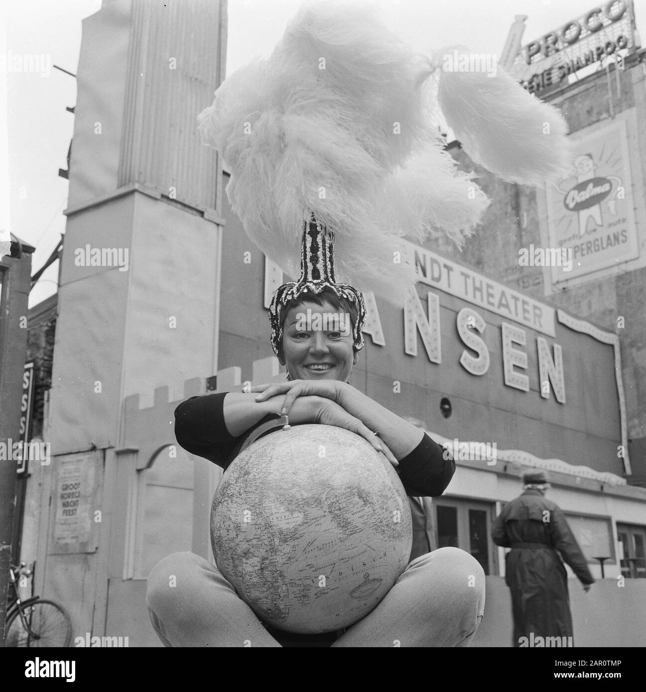 RIKA Jansenss eine Frau zeigt am 17. Juli in der Premiere Rika Jansen für das Rembrandtheater Datum: 3. Juni 1964 Schlüsselwörter: Premieren Stockfoto