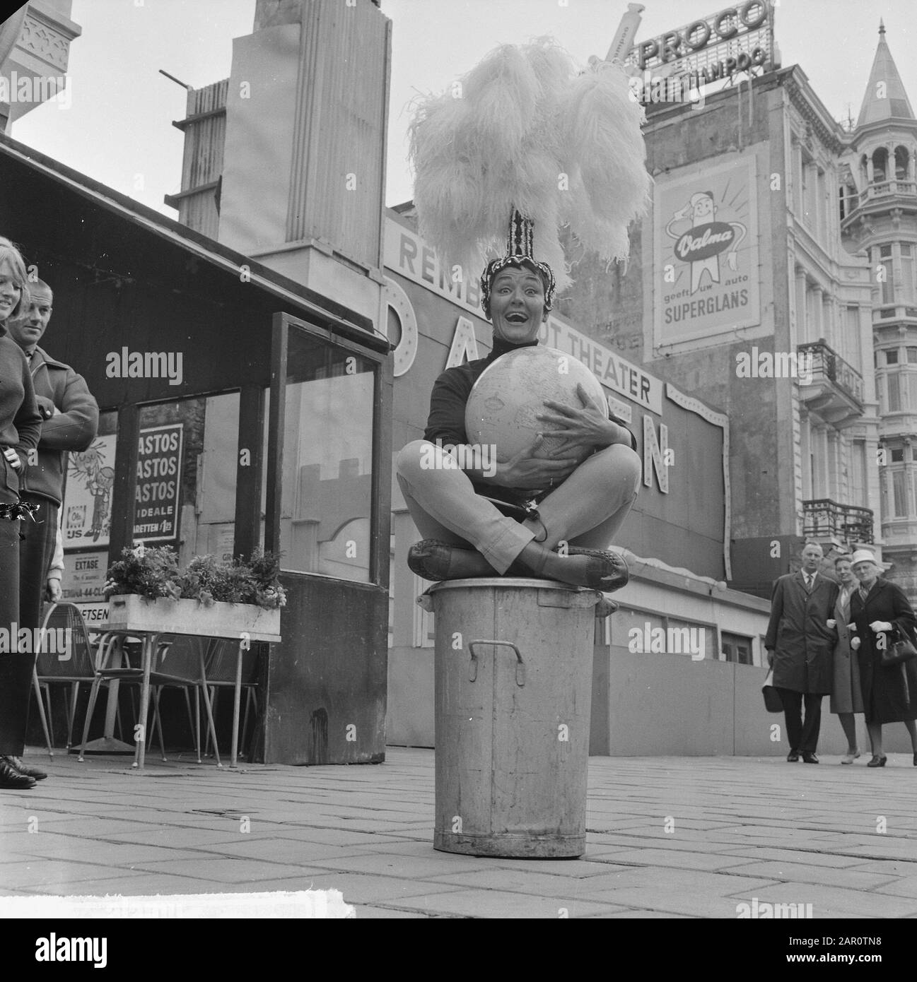 RIKA Jansenss eine Frau zeigt am 17. Juli in der Premiere Rika Jansen für das Rembrandtheater Datum: 3. Juni 1964 Schlüsselwörter: Premieren Stockfoto