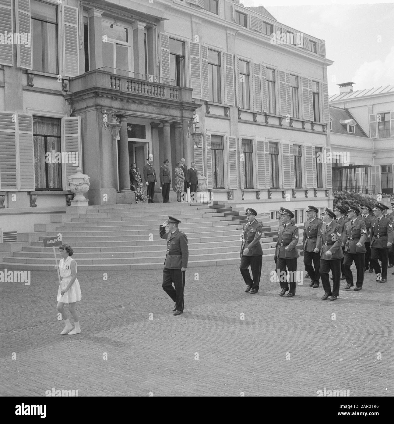 Königin Juliana nimmt den Filé im Schloss Soestdijk ab. An der Grenze neben Ihrer Majestät steht der Bürgermeister von Amersfoort mr. J. de Wit Datate: 7. Juni 1964 Ort: Soestdijk, Utrechter Schlüsselwörter: Bordessen, Bürgermeister, Defilés, Queens Institution Name: Palace Soestdijk Stockfoto