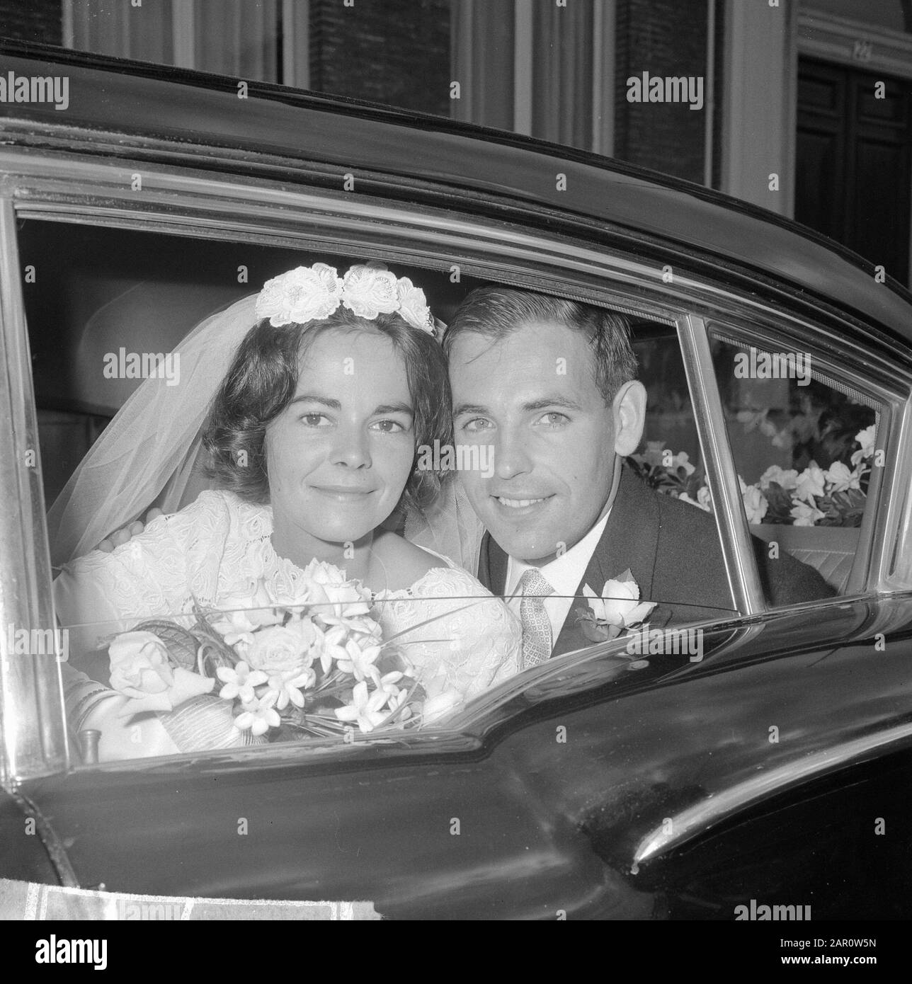 Ehe Willem Maris (Tennisspieler) mit Miss Ouwersloot in Den Haag Datum: 12. September 1964 Ort: Den Haag, Zuid-Holland Schlüsselwörter: Ehen, Tennisspieler persönlicher Name: Maris, Willem Stockfoto