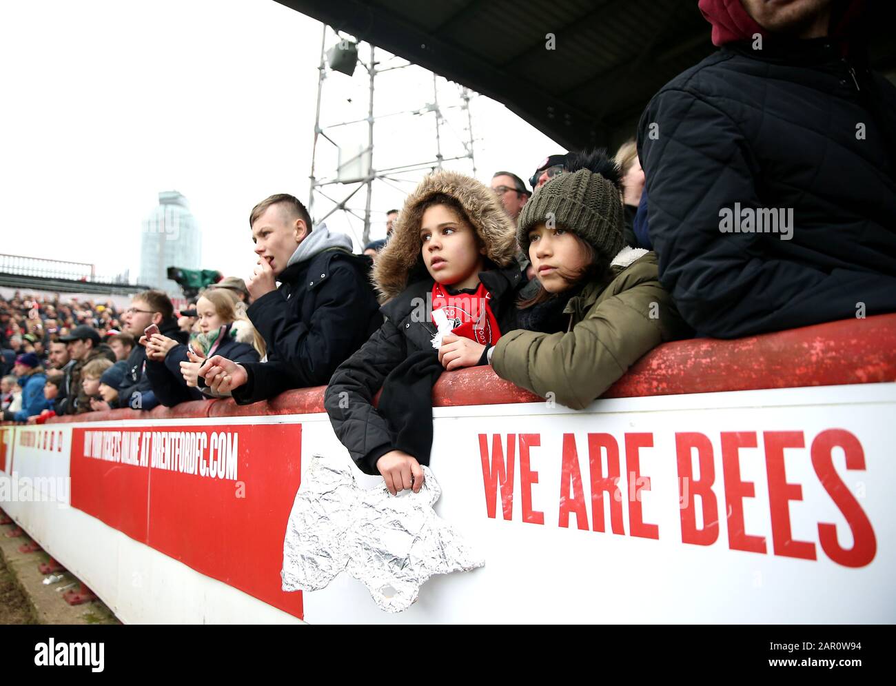 Die Brentford-Fans sehen während des vierten Spiels im FA Cup im Griffin Park, London, weiter. Stockfoto