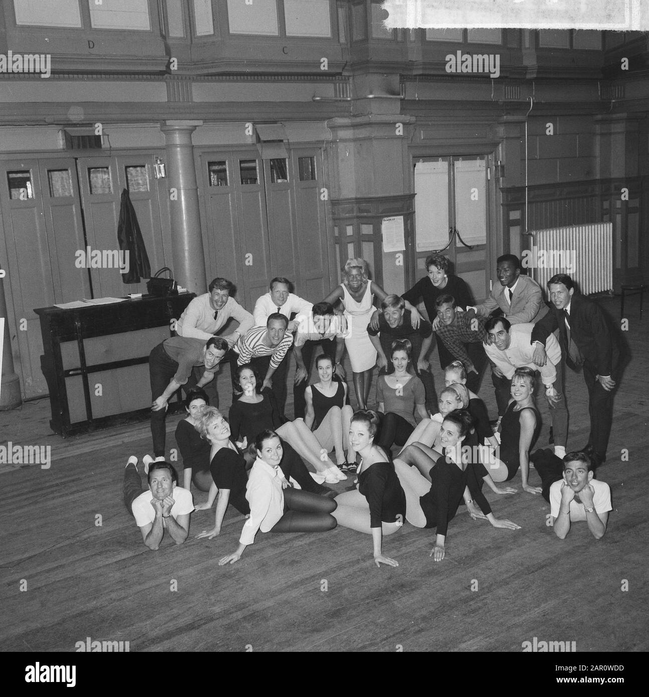 Zusammen mit dem neuen Snip und Snap Review; Übersicht über Mitarbeiter wie Jerry Rix, Tobi Rix, George Car, Mieke Telkamp, Louis Dusee, Diana Floodgate und Donald Jones Datum: 15. Juni 1964 Personenname: Auto, George, Dusee, Louis, Floodgate, Diana, Jones, Donald, Rix, Jerry, Rix, Tobi, Telnike und Name: Stipke Stockfoto