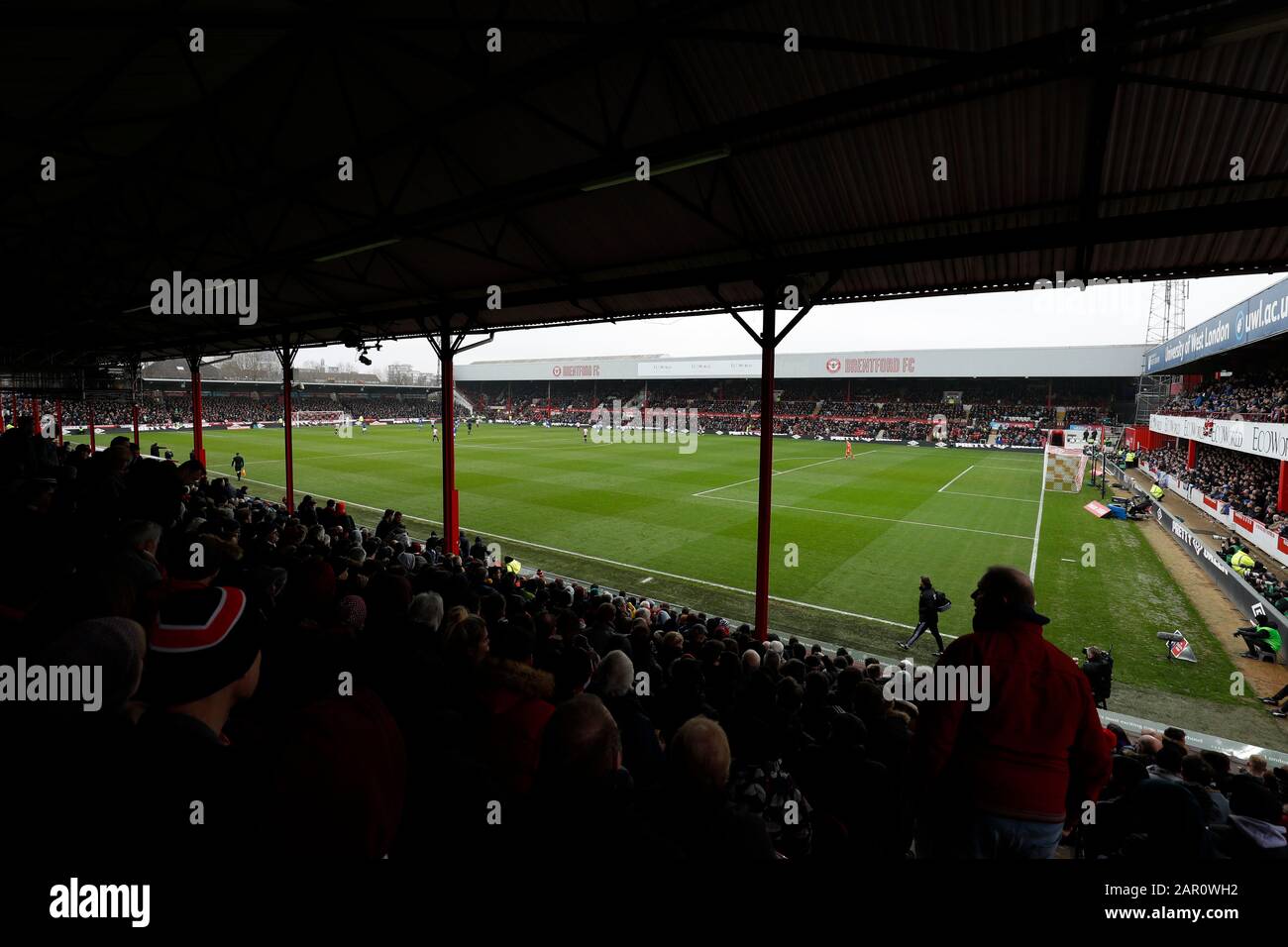 Griffin Park, London, Großbritannien. Januar 2020. English FA Cup Football, Brentford FC gegen Leicester City; Allgemeine Ansicht von Griffin Park in der 2. Hälfte - Ausschließlich redaktionelle Verwendung. Keine Verwendung mit nicht autorisierten Audio-, Video-, Daten-, Regallisten-, Club-/Liga-Logos oder Live-Diensten. Die Online-Nutzung ist auf 120 Bilder beschränkt, keine Videoemulation. Keine Verwendung bei Wetten, Spielen oder Einzelspielen/Liga-/Spielerveröffentlichungen Credit: Action Plus Sports/Alamy Live News Stockfoto